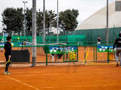 ...raggiungiamo ora i campi da gioco, sui quali tra una battuta e uno smash 